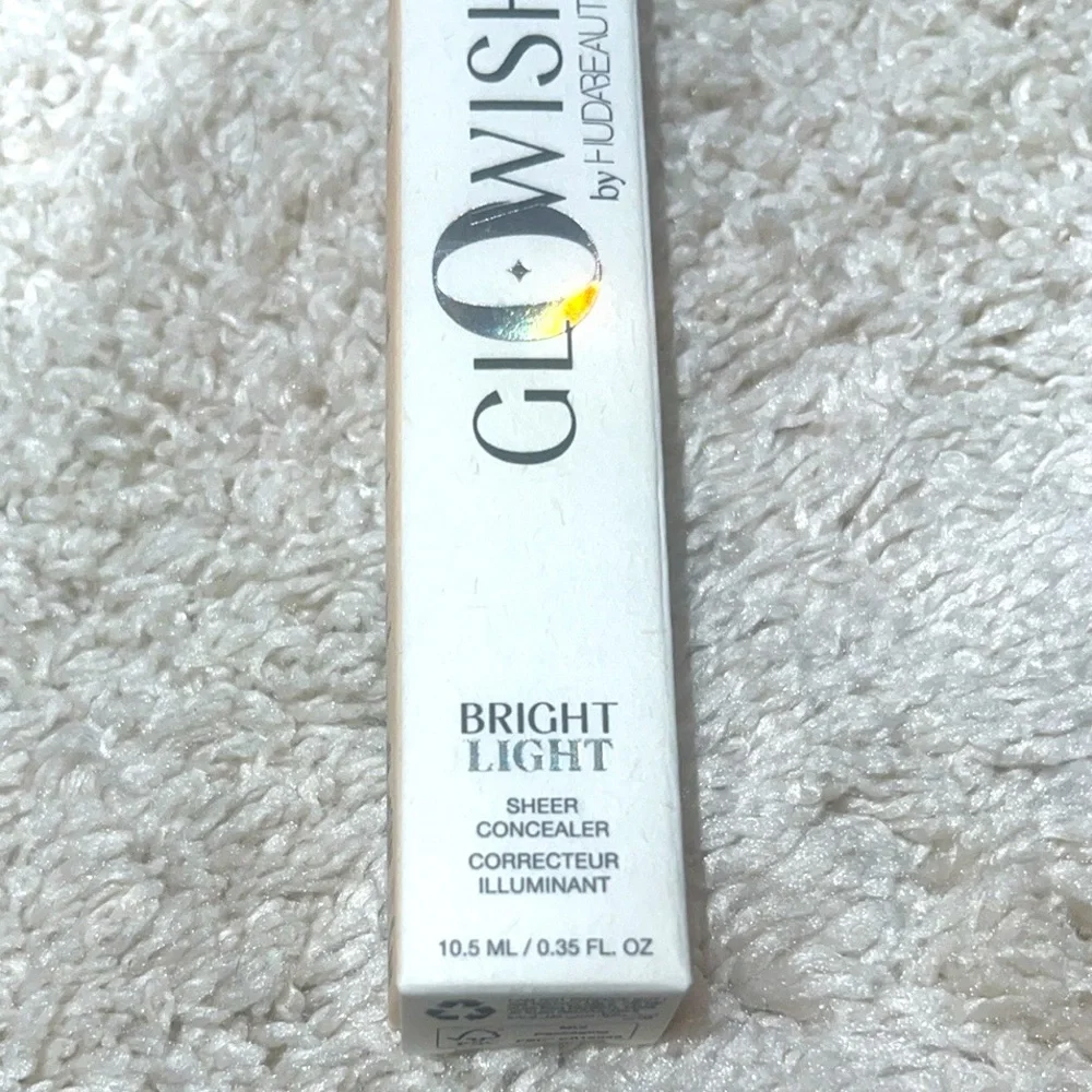 GloWish by Huda Bright Light Hydrating Sheer Vegan Concealer in Fair Light 02
